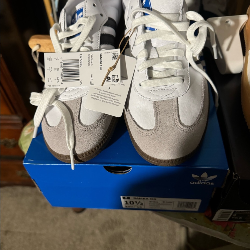Brand NEW Men’s CLASSIC WHITE AND BLACK SAMBAS